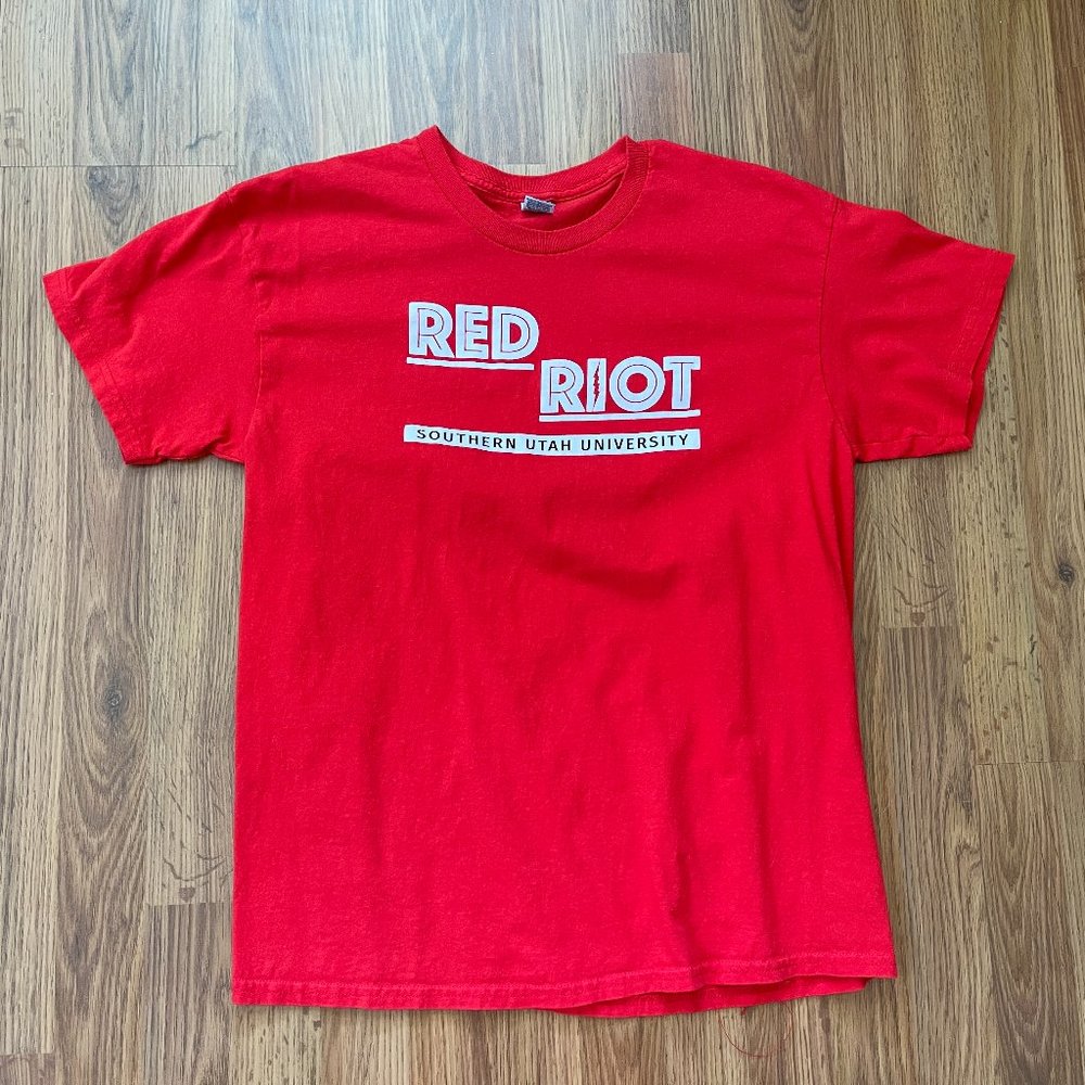 Southern Utah Thunderbirds NCAA SUPER AWESOME RED RIOT Size Medium T Shirt!